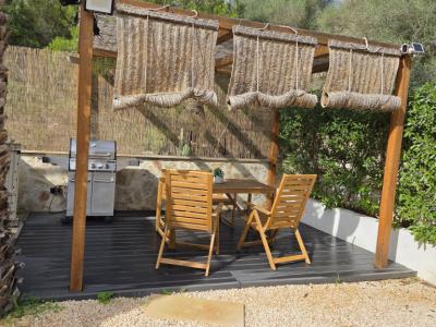 Saison/ Winter: Ebenerdiges, modernes Chalet in waldiger Zone an der  Bucht C LLombards-CH12