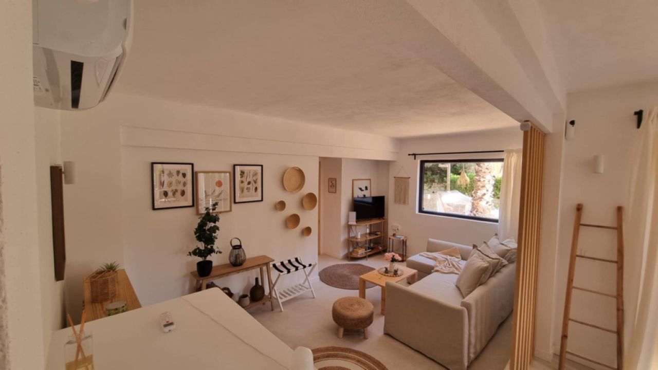 Saison/ Winter: Ebenerdiges, modernes Chalet in waldiger Zone an der  Bucht C LLombards-CH12