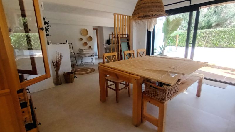 Saison/ Winter: Ebenerdiges, modernes Chalet in waldiger Zone an der  Bucht C LLombards-CH12
