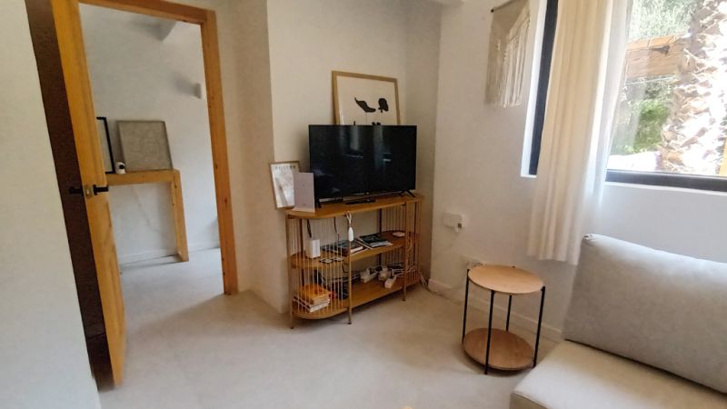 Saison/ Winter: Ebenerdiges, modernes Chalet in waldiger Zone an der  Bucht C LLombards-CH12