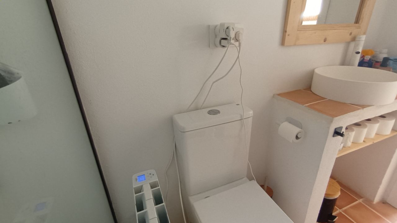 Saison/ Winter: Ebenerdiges, modernes Chalet in waldiger Zone an der  Bucht C LLombards-CH12