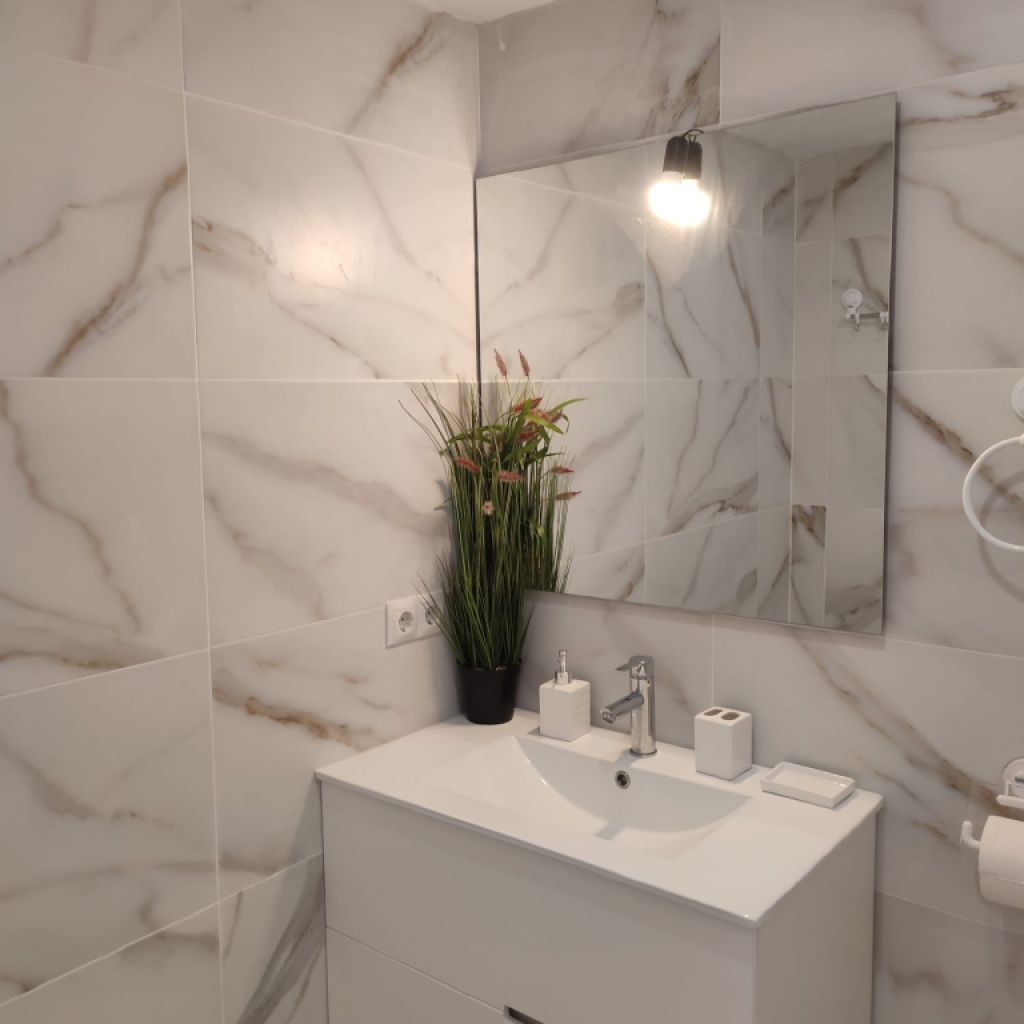 Saison/ Winter: Modernes Studio mit Terrasse und Gemeinschaftspool im Zentrum von Cala Dor AP 17 WT