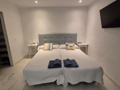 Saison/ Winter: Modernes Studio mit Terrasse und Gemeinschaftspool im Zentrum von Cala Dor AP 17 WT