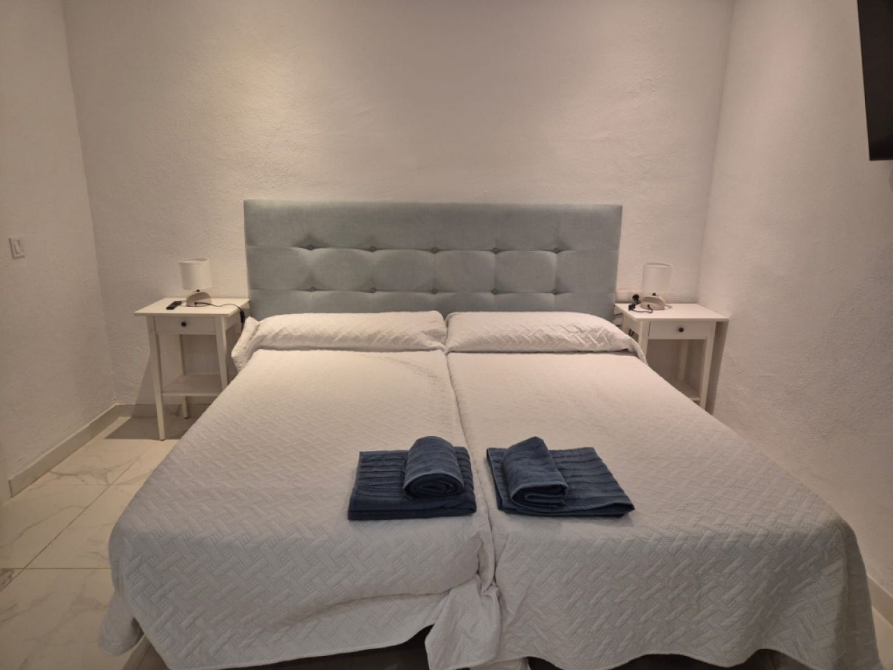 Saison/ Winter: Modernes Studio mit Terrasse und Gemeinschaftspool im Zentrum von Cala Dor AP 17 WT