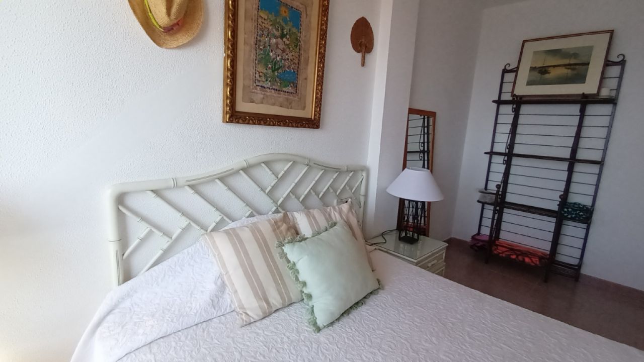 Saison26 / 27: Modernes Apartment in 1. Linie der Küste von St Jordi --- AP 10 T