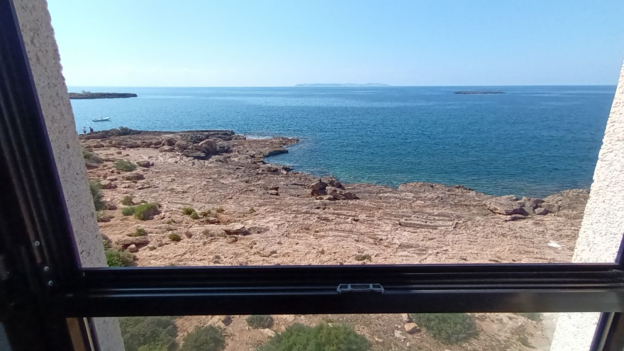 Saison26 / 27: Modernes Apartment in 1. Linie der Küste von St Jordi --- AP 10 T