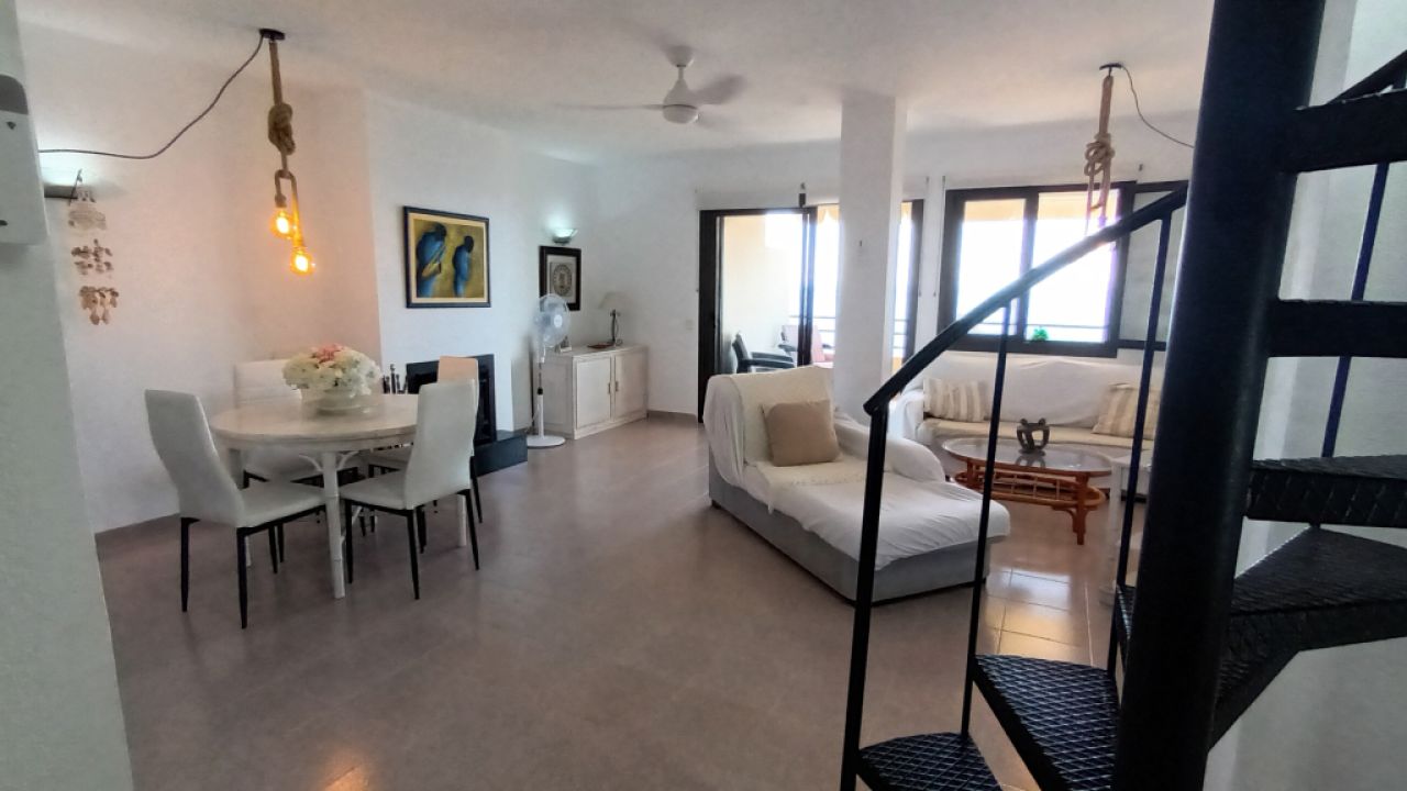 Saison26 / 27: Modernes Apartment in 1. Linie der Küste von St Jordi --- AP 10 T