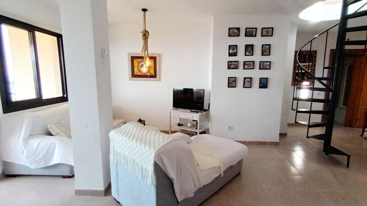 Saison26 / 27: Modernes Apartment in 1. Linie der Küste von St Jordi --- AP 10 T