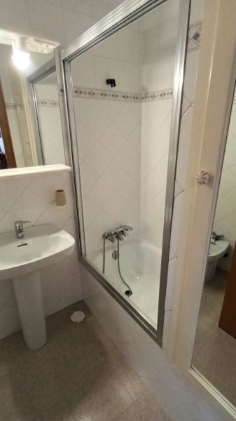 Saison26 / 27: Modernes Apartment in 1. Linie der Küste von St Jordi --- AP 10 T