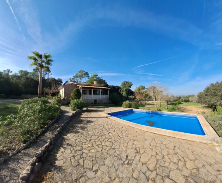 SANT JOAN (CENTRE OF THE ISLAND): Charming finca with pool, private well, guest apartment and 82 m² shed
