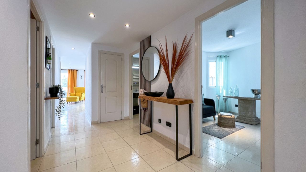 SANTA PONSA on the 1st sea line: Completely renovated, furnished 3-bedroom apartment for long-term rental