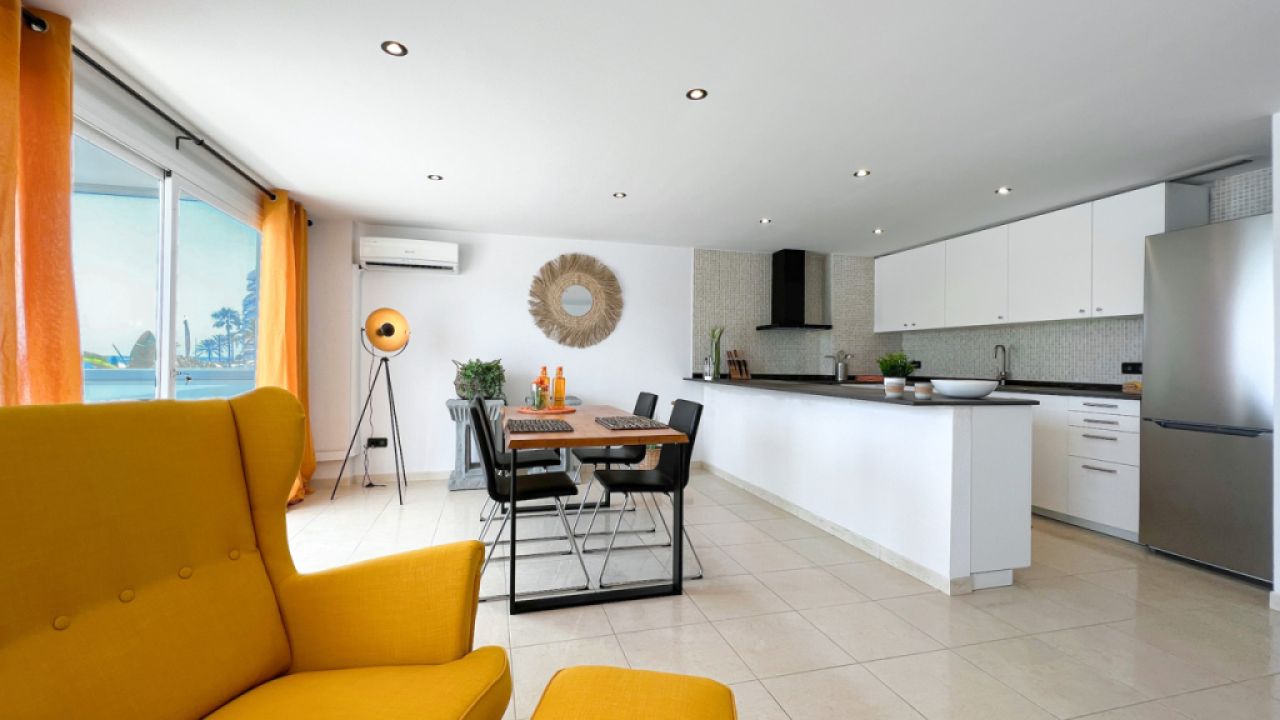 SANTA PONSA on the 1st sea line: Completely renovated, furnished 3-bedroom apartment for long-term rental