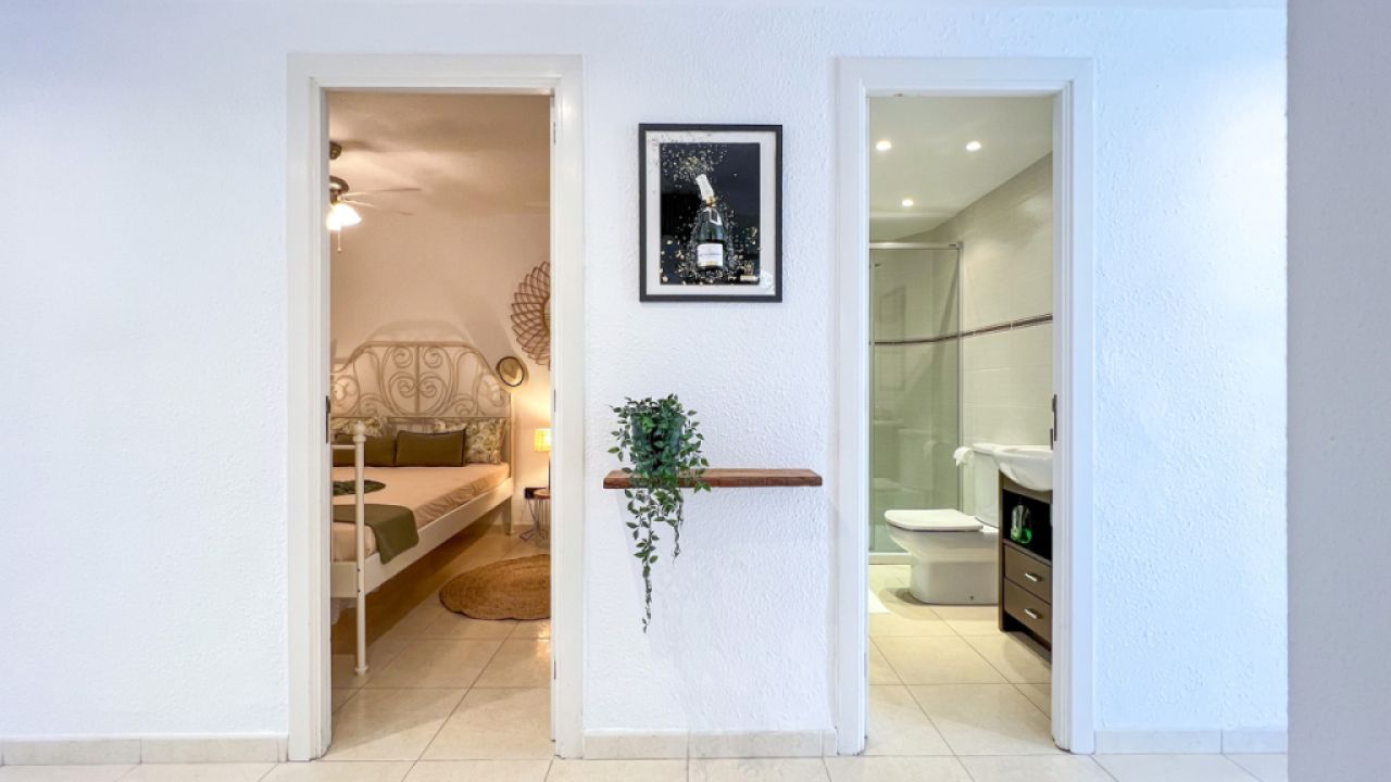 SANTA PONSA on the 1st sea line: Completely renovated, furnished 3-bedroom apartment for long-term rental