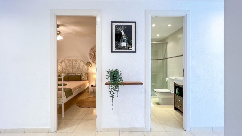 SANTA PONSA on the 1st sea line: Completely renovated, furnished 3-bedroom apartment for long-term rental