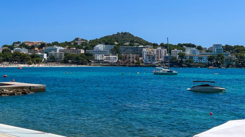 SANTA PONSA on the 1st sea line: Completely renovated, furnished 3-bedroom apartment for long-term rental