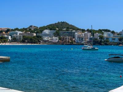 SANTA PONSA on the 1st sea line: Completely renovated, furnished 3-bedroom apartment for long-term rental