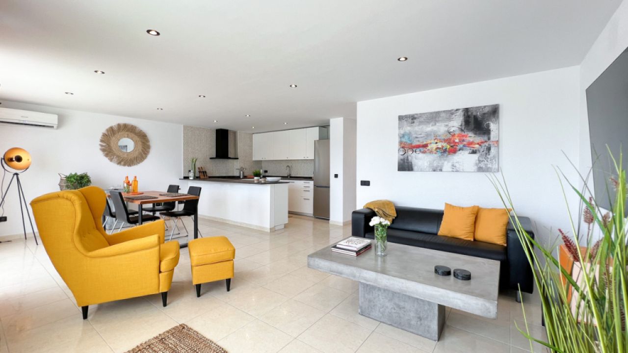 SANTA PONSA on the 1st sea line: Completely renovated, furnished 3-bedroom apartment for long-term rental