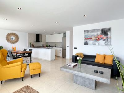 SANTA PONSA on the 1st sea line: Completely renovated, furnished 3-bedroom apartment for long-term rental