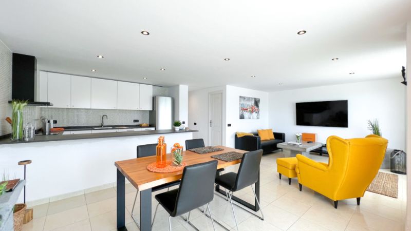 SANTA PONSA on the 1st sea line: Completely renovated, furnished 3-bedroom apartment for long-term rental