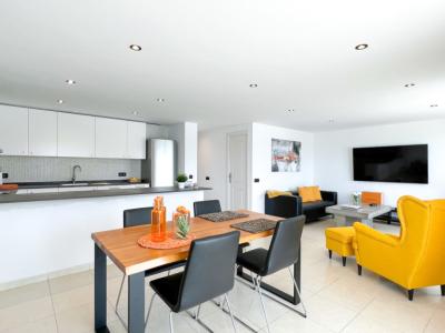 SANTA PONSA on the 1st sea line: Completely renovated, furnished 3-bedroom apartment for long-term rental