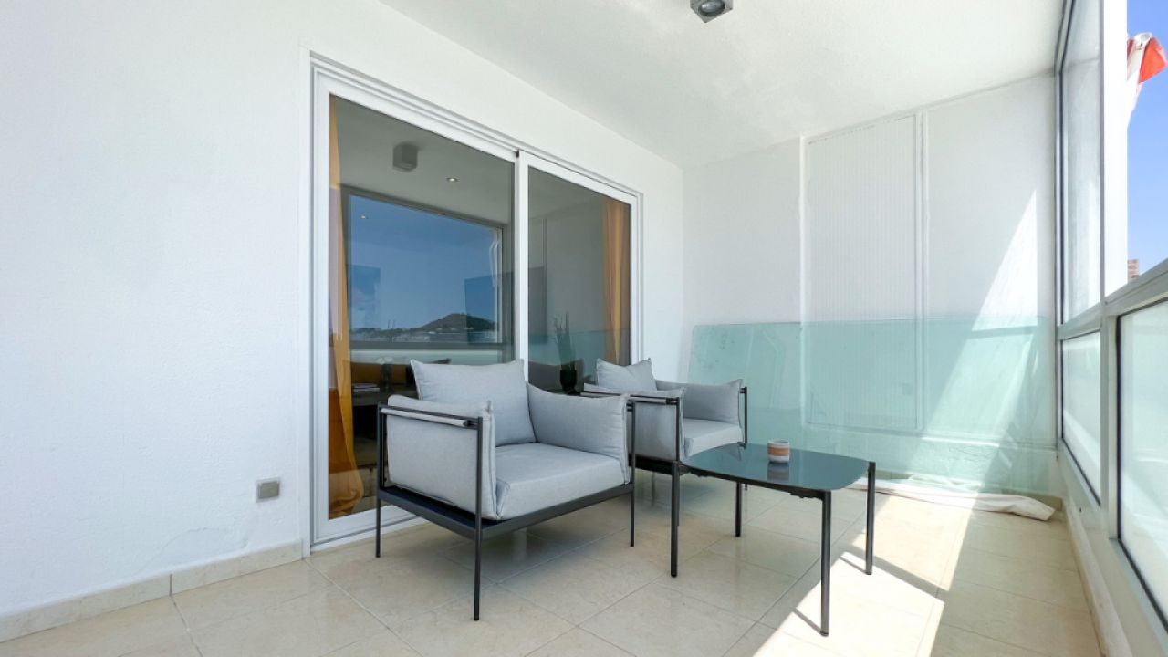 SANTA PONSA on the 1st sea line: Completely renovated, furnished 3-bedroom apartment for long-term rental