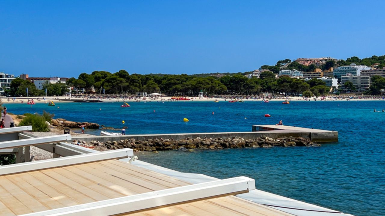 SANTA PONSA on the 1st sea line: Completely renovated, furnished 3-bedroom apartment for long-term rental