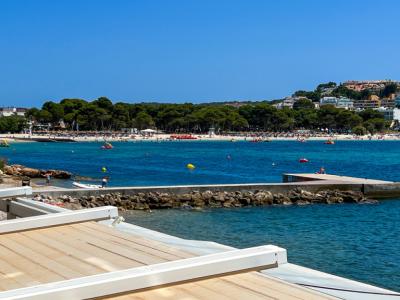 SANTA PONSA on the 1st sea line: Completely renovated, furnished 3-bedroom apartment for long-term rental