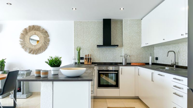 SANTA PONSA on the 1st sea line: Completely renovated, furnished 3-bedroom apartment for long-term rental