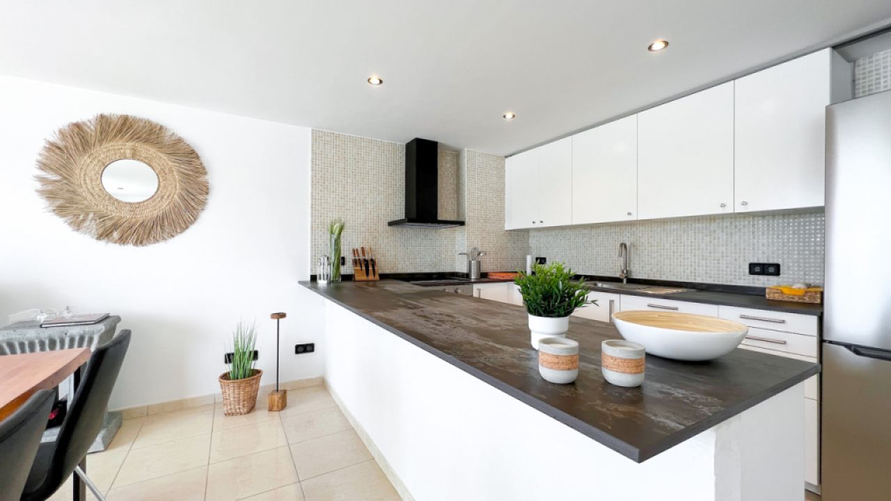 SANTA PONSA on the 1st sea line: Completely renovated, furnished 3-bedroom apartment for long-term rental