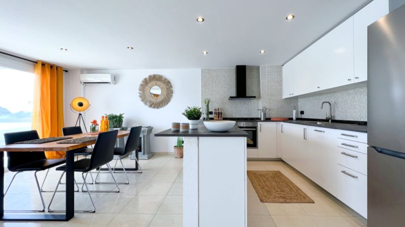 SANTA PONSA on the 1st sea line: Completely renovated, furnished 3-bedroom apartment for long-term rental