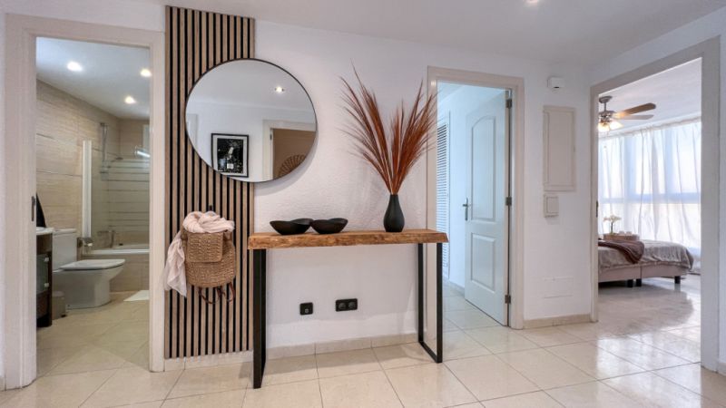 SANTA PONSA on the 1st sea line: Completely renovated, furnished 3-bedroom apartment for long-term rental