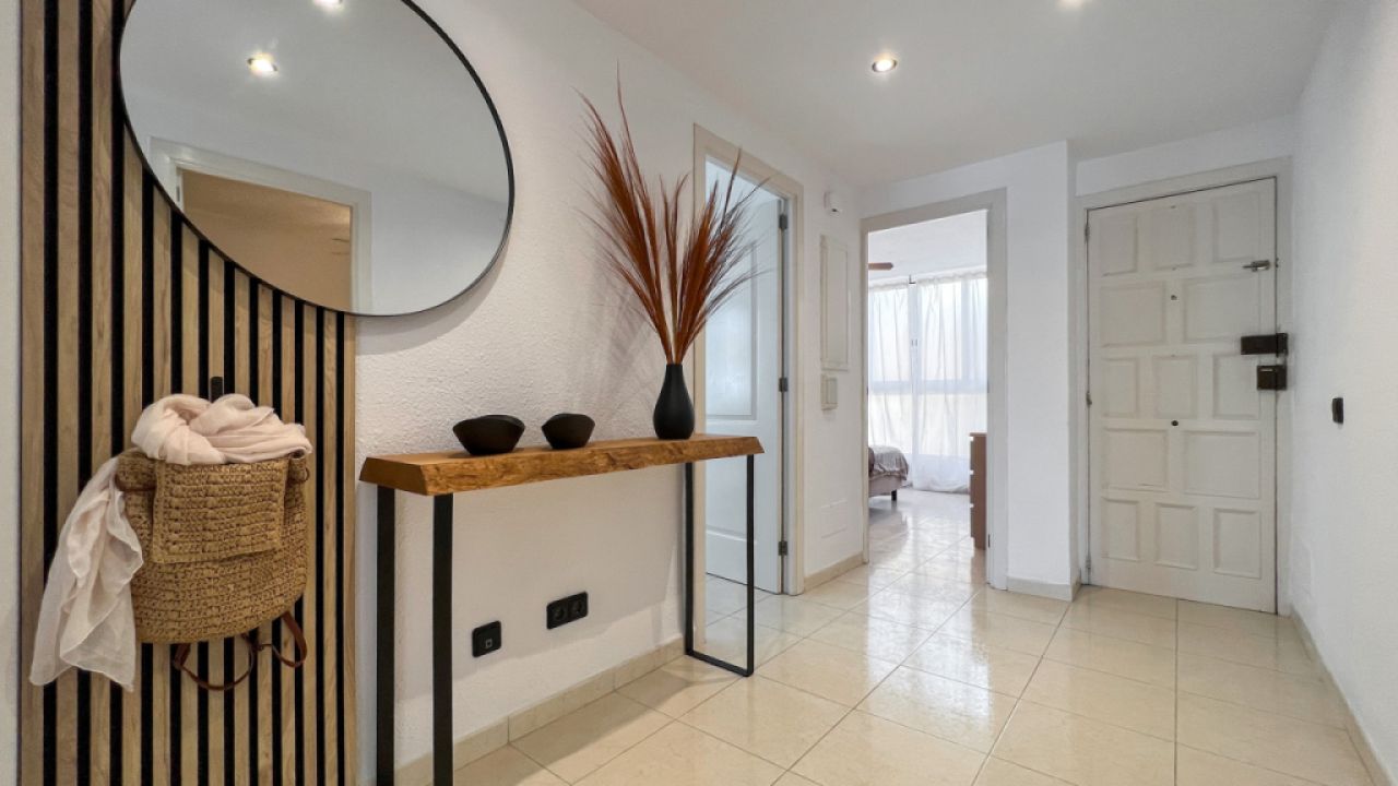 SANTA PONSA on the 1st sea line: Completely renovated, furnished 3-bedroom apartment for long-term rental