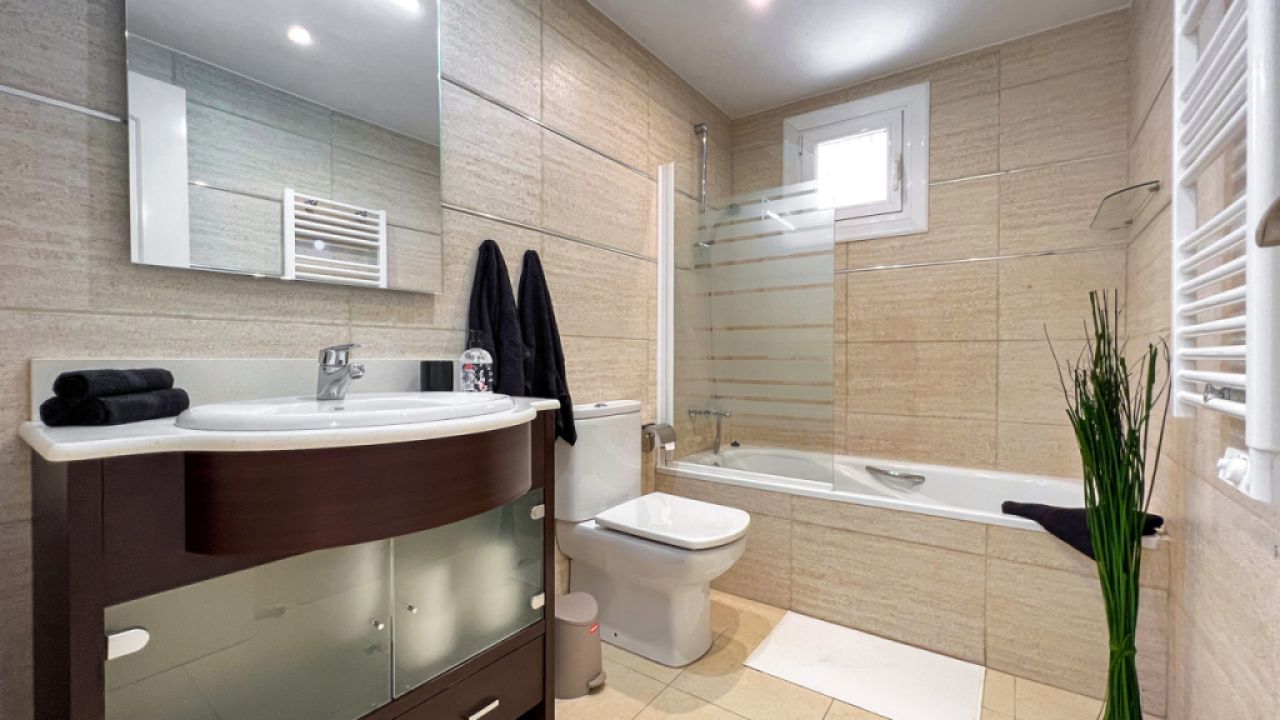 SANTA PONSA on the 1st sea line: Completely renovated, furnished 3-bedroom apartment for long-term rental