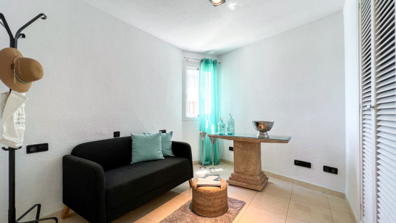 SANTA PONSA on the 1st sea line: Completely renovated, furnished 3-bedroom apartment for long-term rental