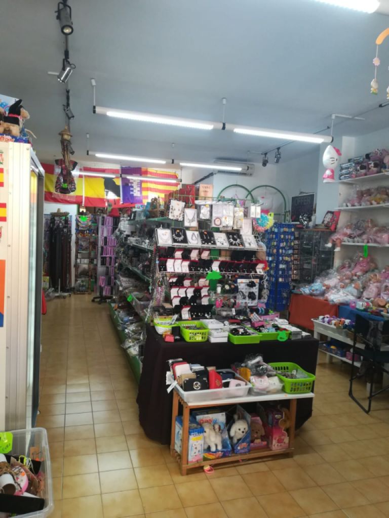 SANTA PONSA: Local de souvenirs en venta