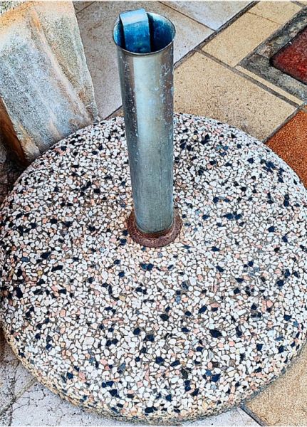 Schirmständer für Sonnenschirm rund aus Beton und Edelstahlrohr