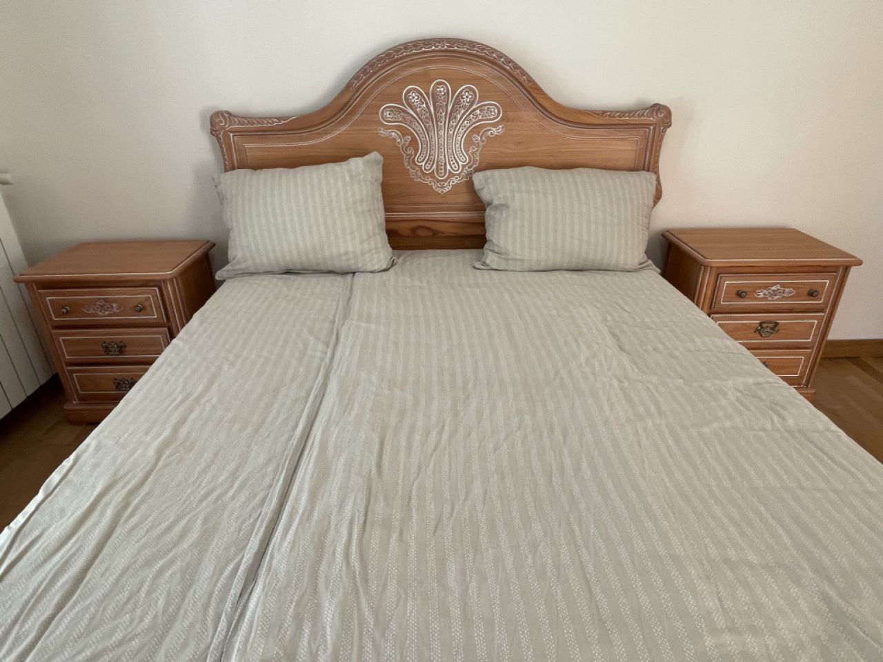 Dormitorio completo con mesitas de noche