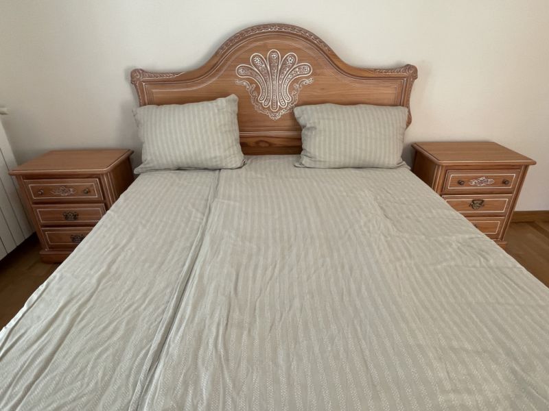 Dormitorio completo con mesitas de noche