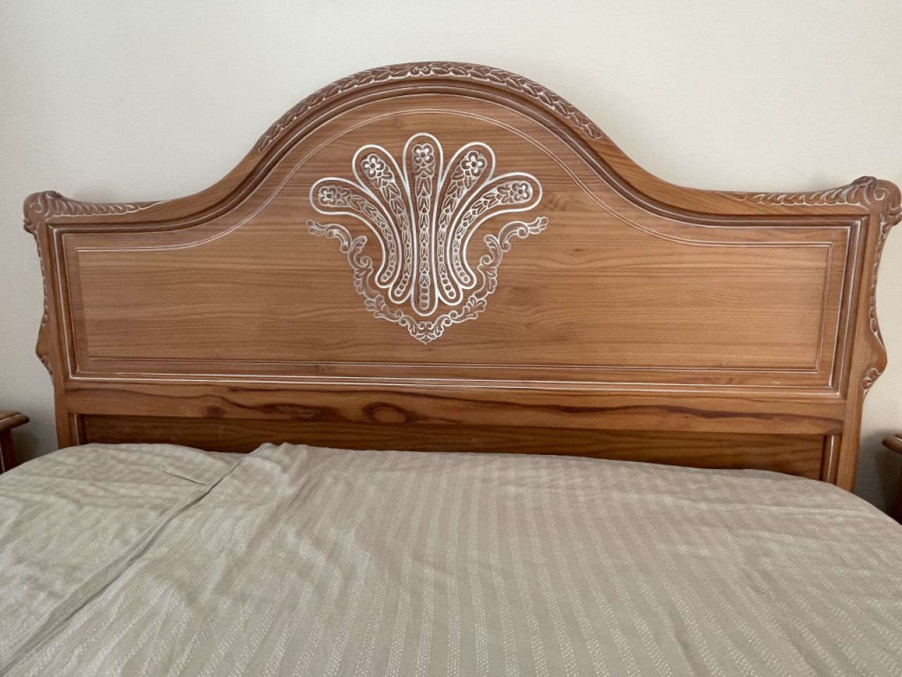 Dormitorio completo con mesitas de noche