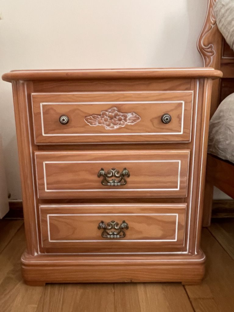 Dormitorio completo con mesitas de noche