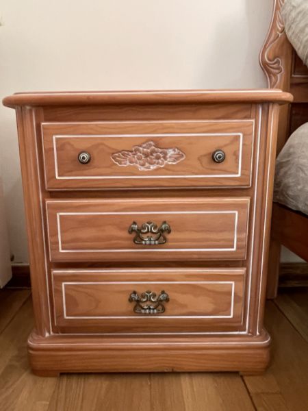 Dormitorio completo con mesitas de noche