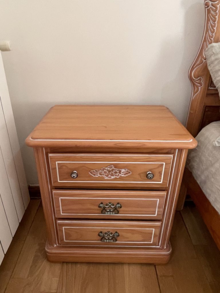 Dormitorio completo con mesitas de noche