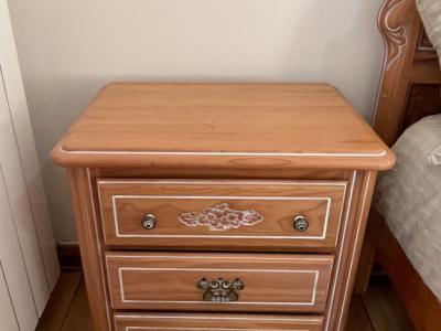 Dormitorio completo con mesitas de noche