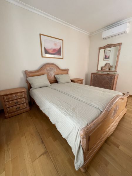Dormitorio completo con mesitas de noche