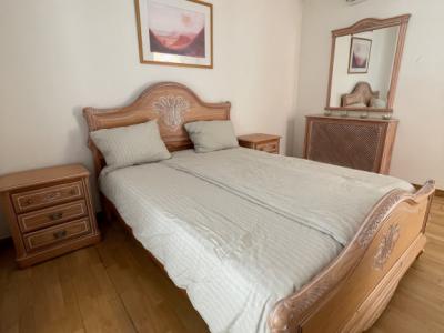 Dormitorio completo con mesitas de noche