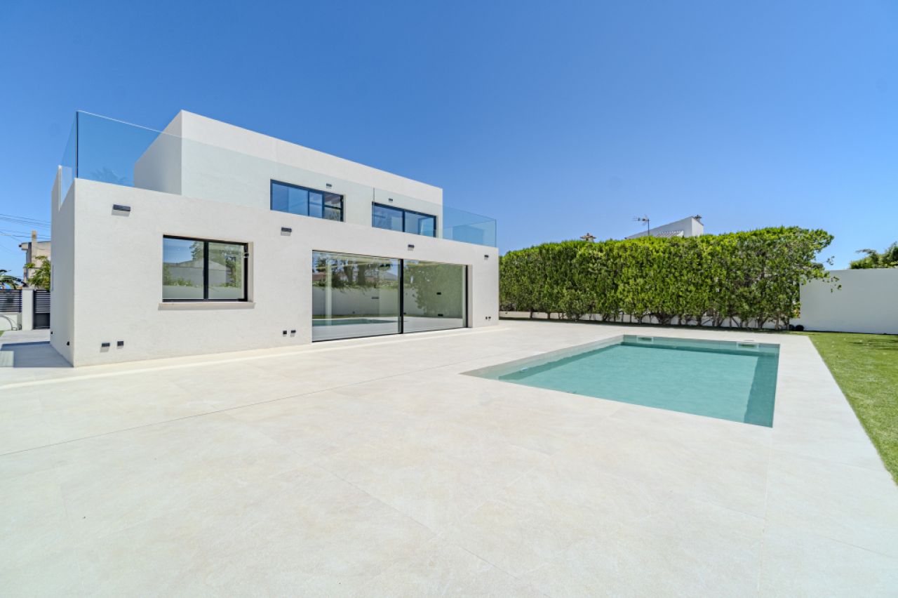 Schöne Villa zum Verkauf in Bahia Grande mit Neubau