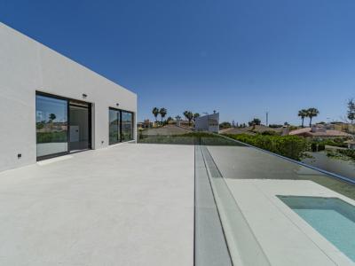 Schöne Villa zum Verkauf in Bahia Grande mit Neubau