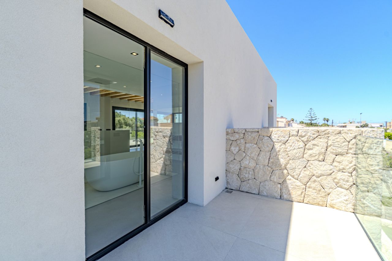 Schöne Villa zum Verkauf in Bahia Grande mit Neubau