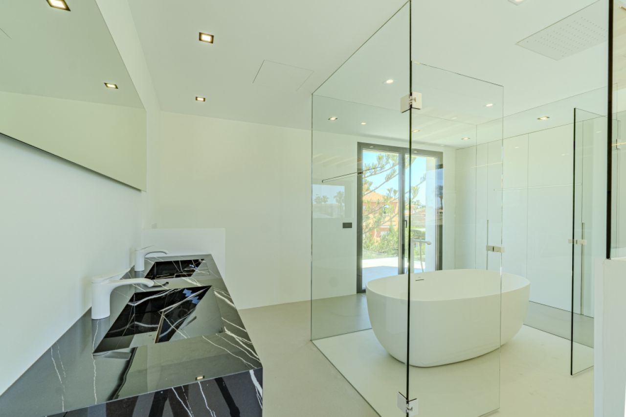 Schöne Villa zum Verkauf in Bahia Grande mit Neubau