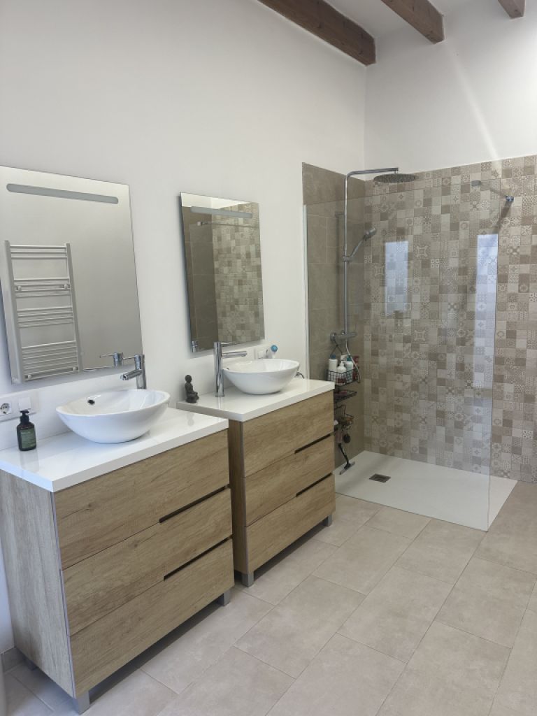 Schöne Zimmer in einem wunderschönen Dorfhaus in Sencelles  zu vermieten